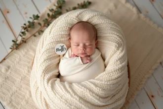 Photo de bébé endormi à 3 mois sur un plaid en tricot ivoire avec panneau en bois mois par mois, vue du dessus